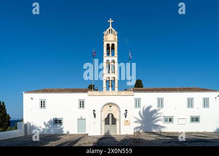 Die Kirche des Heiligen Nikolaus (Agios Nikolaos), mit ihrem Kopfsteinpflastervorhof, die Metropolkirche der Insel Spetses, in Griechenland, Europa, erbaut im Jahr 1700 Stockfoto