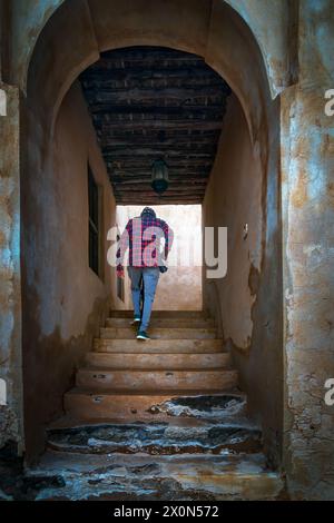 Die Treppe hinauf zum Licht in einem alten Gebäude Stockfoto