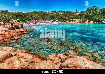 Blick auf den bezaubernden Strand von Capriccioli, einem der schönsten Badeorte der Costa Smeralda, Nordsardinien, Italien Stockfoto