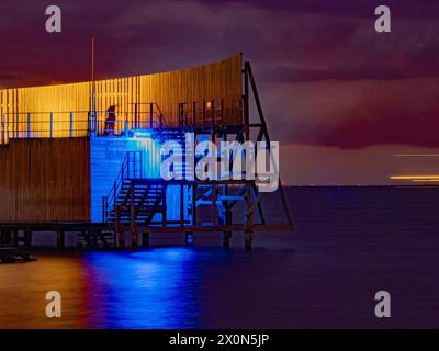 Abend-/Nachtschwimmen im Freien im Badehaus Sneglen Søbad in Kastrup Copenhagen Øresun Stockfoto