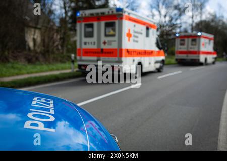 Melle, Deutschland 23. März 2024: Im Bild: Ein Einsatzfahrzeug, Streifenwagen, der Polizei steht mit Blaulicht und Schriftzug als Straßensperre auf einer Landstraße, im Vordergrund sieht man zwei RTW, Rettungswagen an der Unfallstelle stehen. Landkreis Osnabrück Niedersachsen *** Melle, Deutschland 23. März 2024 auf dem Bild steht ein Rettungsfahrzeug, Patrouillenwagen, der Polizei mit blauen Lichtern und Schriftzeichen als Straßensperre auf einer Landstraße, im Vordergrund sind zwei Krankenwagen zu sehen, Krankenwagen am Unfallort Osnabrück Niedersachsen Copyright: xFotostandx/x Stockfoto