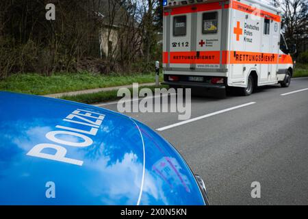 Melle, Deutschland 23. März 2024: Im Bild: Ein Einsatzfahrzeug, Streifenwagen, der Polizei steht mit Blaulicht und Schriftzug als Straßensperre auf einer Landstraße, im Vordergrund sieht man einen RTW, Rettungswagen an der Unfallstelle stehen. Landkreis Osnabrück Niedersachsen *** Melle, Deutschland 23. März 2024 auf dem Bild steht ein Rettungsfahrzeug, Patrouillenwagen, der Polizei mit blauen Lichtern und Schriftzeichen als Straßensperre auf einer Landstraße, im Vordergrund sieht man einen Krankenwagen, Krankenwagen am Unfallort Osnabrück Niedersachsen Copyright: xFotostandx/xGelhotx Stockfoto