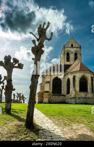 Auvers-sur-Oise. Kirche Notre-Dame-de-l'Assomption gemalt von Vincent Van Gogh. Departement Val-d'Oise. Ile-de-France. Frankreich. Europa Stockfoto