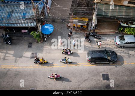 Ariel drehte mit Blick auf Soi Buakhao, eine Hauptstraße im Norden von Pattaya City, Thailand, die Taxis, Fahrräder, Autos und Baht-Busse zeigt. Stockfoto