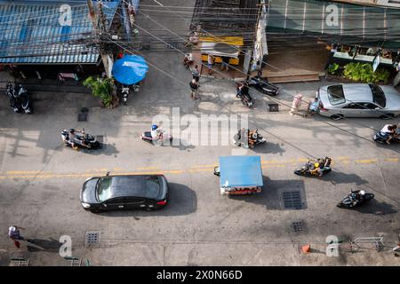 Ariel drehte mit Blick auf Soi Buakhao, eine Hauptstraße im Norden von Pattaya City, Thailand, die Taxis, Fahrräder, Autos und Baht-Busse zeigt. Stockfoto