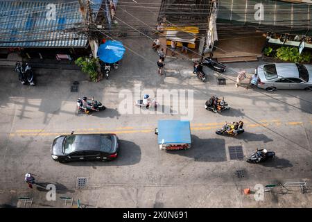 Ariel drehte mit Blick auf Soi Buakhao, eine Hauptstraße im Norden von Pattaya City, Thailand, die Taxis, Fahrräder, Autos und Baht-Busse zeigt. Stockfoto