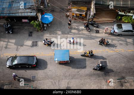 Ariel drehte mit Blick auf Soi Buakhao, eine Hauptstraße im Norden von Pattaya City, Thailand, die Taxis, Fahrräder, Autos und Baht-Busse zeigt. Stockfoto