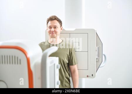 Erwachsener Patient wird bei anteroposteriorer Projektion einer Schulteraufnahme unterzogen Stockfoto