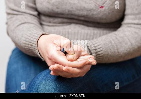 Kurze Aufnahme einer Frau, die auf dem Sofa sitzt und sich ängstlich fühlt Stockfoto