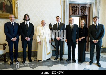 Vatikan, Vatikan. April 2024. **NO LIBRI** Italien, Rom, Vatikan, 13.04.2024.Papst Franziskus empfängt in privater Audienz Herrn Aidan Gomez, Mitbegründer und CEO von COHERE at the Vatican Foto von Vatican Media /Catholic Press Photo s. BESCHRÄNKT AUF REDAKTIONELLE VERWENDUNG - KEIN MARKETING - KEINE WERBEKAMPAGNEN. Quelle: Unabhängige Fotoagentur/Alamy Live News Stockfoto