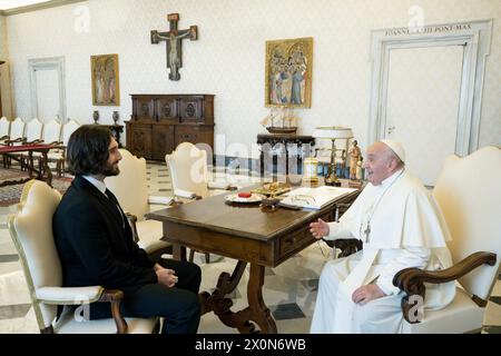 Vatikan, Vatikan. April 2024. **NO LIBRI** Italien, Rom, Vatikan, 13.04.2024.Papst Franziskus empfängt in privater Audienz Herrn Aidan Gomez, Mitbegründer und CEO von COHERE at the Vatican Foto von Vatican Media /Catholic Press Photo s. BESCHRÄNKT AUF REDAKTIONELLE VERWENDUNG - KEIN MARKETING - KEINE WERBEKAMPAGNEN. Quelle: Unabhängige Fotoagentur/Alamy Live News Stockfoto