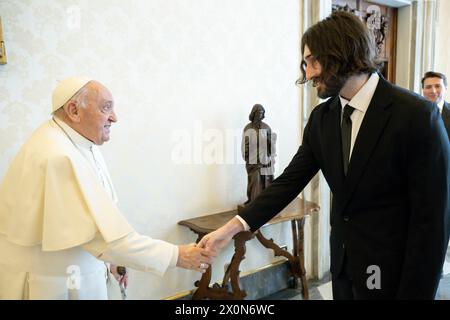 Vatikan, Vatikan. April 2024. **NO LIBRI** Italien, Rom, Vatikan, 13.04.2024.Papst Franziskus empfängt in privater Audienz Herrn Aidan Gomez, Mitbegründer und CEO von COHERE at the Vatican Foto von Vatican Media /Catholic Press Photo s. BESCHRÄNKT AUF REDAKTIONELLE VERWENDUNG - KEIN MARKETING - KEINE WERBEKAMPAGNEN. Quelle: Unabhängige Fotoagentur/Alamy Live News Stockfoto