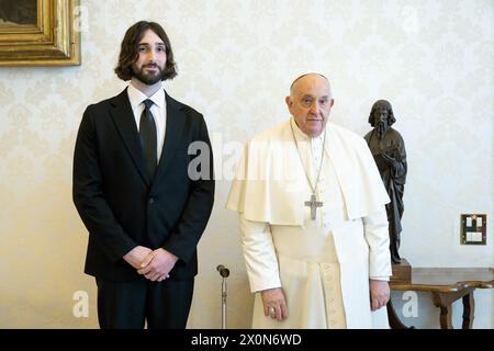 Vatikan, Vatikan. April 2024. **NO LIBRI** Italien, Rom, Vatikan, 13.04.2024.Papst Franziskus empfängt in privater Audienz Herrn Aidan Gomez, Mitbegründer und CEO von COHERE at the Vatican Foto von Vatican Media /Catholic Press Photo s. BESCHRÄNKT AUF REDAKTIONELLE VERWENDUNG - KEIN MARKETING - KEINE WERBEKAMPAGNEN. Quelle: Unabhängige Fotoagentur/Alamy Live News Stockfoto