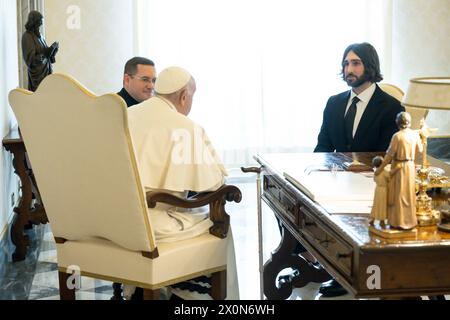 Vatikan, Vatikan. April 2024. **NO LIBRI** Italien, Rom, Vatikan, 13.04.2024.Papst Franziskus empfängt in privater Audienz Herrn Aidan Gomez, Mitbegründer und CEO von COHERE at the Vatican Foto von Vatican Media /Catholic Press Photo s. BESCHRÄNKT AUF REDAKTIONELLE VERWENDUNG - KEIN MARKETING - KEINE WERBEKAMPAGNEN. Quelle: Unabhängige Fotoagentur/Alamy Live News Stockfoto