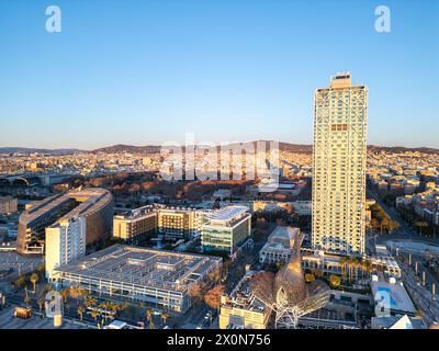 Barcelonas Strand im Winter. Die Umarmung des Winters verwandelt Barcelonas Strand in ein ruhiges Meisterwerk, wenn die Sonne auf dem unberührten Sandstrand aufgeht Stockfoto