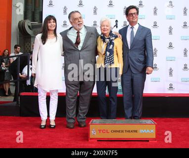 Eleanor Coppola starb am 87. April 2016 – Hollywood, Kalifornien – Talia Shire, Francis Ford Coppola, Eleanor Coppola, Roman Coppola. Turner Classic Movies alias TCM Honors Academy Award-Gewinnerin Francis Ford Coppola mit Hand- und Fußabdruckzeremonie im TCL Chinese Theatre IMAX. CAP/ADM/SAM SAM/ADM/Hollywood CA Vereinigte Staaten Copyright: XSammi/ADM/CapitalxPicturesx Stockfoto