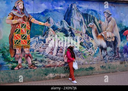 Peru, Provinz Cuzco, Cuzco, gelistet als UNESCO-Weltkulturerbe, Ovalo Pachacutec Platz, Wandgemälde für Machu Picchu Stockfoto