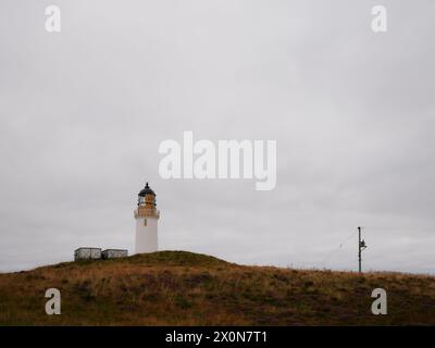 Ein seltsamer Blick auf den Leuchtturm Mull of Galloway mit Telegrafenmast und Wassertanks auf der Landzunge Mull of Galloway Dumfries and Galloway, Schottland Großbritannien Stockfoto