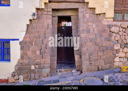 Peru, Provinz Cuzco, Cuzco, gelistet als UNESCO-Weltkulturerbe, antike Steintür in einer Stadtstraße Stockfoto
