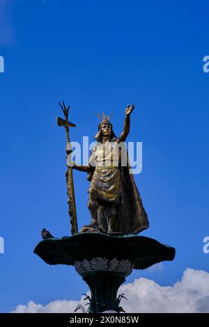 Peru, Provinz Cuzco, Cuzco, gelistet als UNESCO-Weltkulturerbe, Plaza de Armas, Statue des Pachacuti Inca Stockfoto