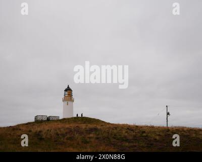 Ein seltsamer Blick auf den Leuchtturm Mull of Galloway mit Figuren, Telegrafenmast und Wassertanks auf dem Leuchtturm Mull of Galloway Dumfries und Galloway, Schottland, Großbritannien Stockfoto