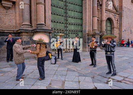 Peru, Provinz Cuzco, Cuzco, gelistet zum UNESCO-Weltkulturerbe, Plaza de Armas, Gruppe von Musikern vor der Kathedrale Stockfoto