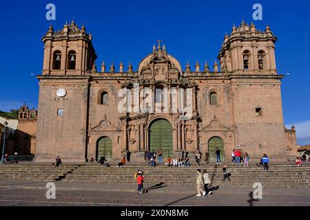 Peru, Provinz Cuzco, Cuzco, gelistet zum UNESCO-Weltkulturerbe, Plaza de Armas, Kathedrale Notre-Dame-de-l'Assomption im barocken Kolonialstil Stockfoto