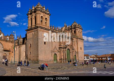 Peru, Provinz Cuzco, Cuzco, gelistet zum UNESCO-Weltkulturerbe, Plaza de Armas, Kathedrale Notre-Dame-de-l'Assomption im barocken Kolonialstil Stockfoto