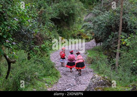 Peru, Provinz Cuzco, das Heilige Tal der Inkas, eine Gruppe von Frauen, die in ihr Dorf gehen Stockfoto