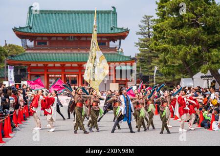 Kyoto, Japan - März 31 2024: Kyoto Sakura Yosakoi ( Sakuyosa ) Festival. Tänzer tanzen eine Straße hinunter in der Gegend um den Heian-Schrein in Okazaki. Stockfoto