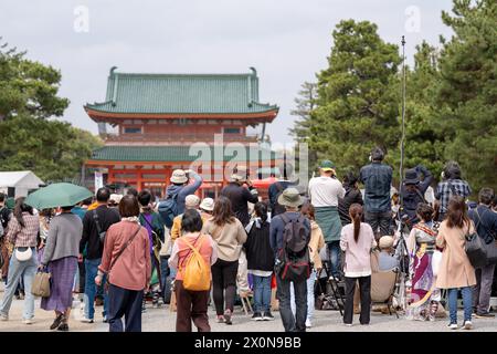 Kyoto Sakura Yosakoi ( Sakuyosa ) Festival rund um den Heian-Schrein. Eine Menschenmenge, die die Tanzvorstellung ansieht und Fotos macht. Kyoto, Japan. Stockfoto