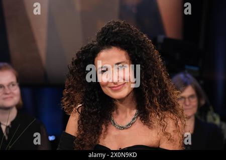 Marwa Eldessouky, ägyptisch-deutsche Fernsehmoderatorin, zu Gast in der NDR Talk Show, Fototermin im Fernsehstudio Hamburg Lokstedt am 12.4.2024 *** Marwa Eldessouky, ägyptisch-deutsche Fernsehmoderatorin, Gast in der NDR Talk Show, Fotosession im TV Studio Hamburg Lokstedt am 12 4 2024 Stockfoto