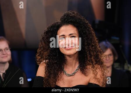 Marwa Eldessouky, ägyptisch-deutsche Fernsehmoderatorin, zu Gast in der NDR Talk Show, Fototermin im Fernsehstudio Hamburg Lokstedt am 12.4.2024 *** Marwa Eldessouky, ägyptisch-deutsche Fernsehmoderatorin, Gast in der NDR Talk Show, Fotosession im TV Studio Hamburg Lokstedt am 12 4 2024 Stockfoto