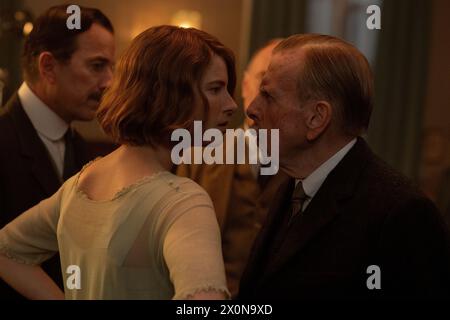 TIMOTHY SPALL und JESSIE BUCKLEY in WICKED LITTLE LETTERS (2023), Regie führte THEA SHARROCK. Quelle: Blueprint Pictures/South of the River Pictures/Studiocanal/Film4 Productions/People Person Pictures/Album Stockfoto