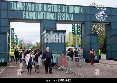 Liverpool, Großbritannien. April 2024. 13. April 2024; Aintree Racecourse, Aintree, Merseyside, England: 2024 Grand National Festival Day 3; Rennfahrer kommen am 3. Tag des Festivals in Aintree an. Credit: Action Plus Sports Images/Alamy Live News Stockfoto