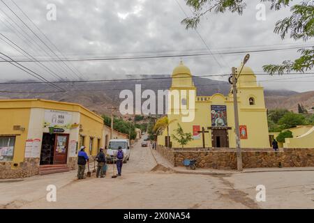 Jujuy, Argentinien - 25. Januar 2024: Arbeiter reparieren die Straßen von Tilcara in Jujuy, Argentinien. Stockfoto