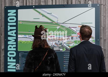 Rennfahrer kommen während des Randox Grand National Day 2024 auf der Aintree Racecourse, Liverpool, Vereinigtes Königreich, 13. April 2024 (Foto: Mark Cosgrove/News Images) Stockfoto