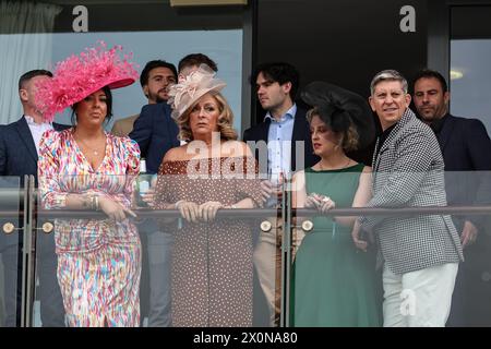 Rennfahrer kommen während des Randox Grand National Day 2024 auf der Aintree Racecourse, Liverpool, Vereinigtes Königreich, 13. April 2024 (Foto: Mark Cosgrove/News Images) Stockfoto