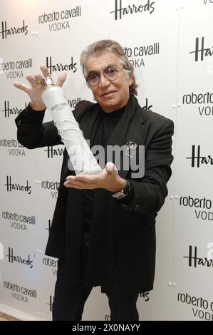 Roberto Cavalli stirbt im Alter von 83 Jahren ROBERTO CAVALLI nimmt an einem Fotoanruf Teil, um seinen Robert Cavalli Vodka in Harrods, Knightsbridge, London, England, Großbritannien zu starten. Dezember 2009. Halblange schwarze Designerjacke mit Flaschengläsern CAP/FIN Steve Finn/London England Copyright: XStevexFinn/CapitalxPicturesx Stockfoto