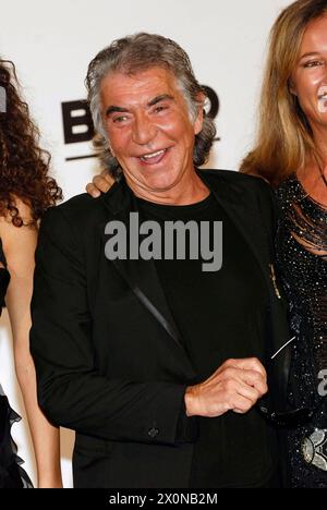 Roberto Cavalli stirbt im Alter von 83 Jahren ROBERTO CAVALLI kommt im amfAR's Cinema Against AIDS Benefit in Moulins de Mougins, Cannes an. 59. Internationales Filmfestival von Cannes, Frankreich. 25. Mai 2006 Ref.: KRA Halblänge schwarz Berlin Copyright: XPersun/CapitalxPicturesx Stockfoto