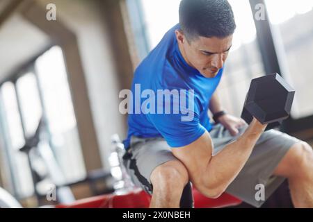 Mann, Gewichtheben und Training im Fitnessstudio für Fitness mit Hantel, Workout Herausforderung und starke Muskeln. Bodybuilder, Profisportler und Krafttraining Stockfoto