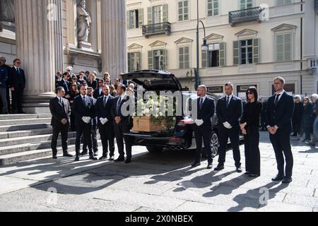 Torino, Italien. April 2024. IL feretro durante i funerali dell'imprenditore Paolo Pininfarina a Torino, Italia - Cronaca - Sabato 13 April 2024 - ( Foto Alberto Gandolfo/LaPresse ) der Sarg während der Beerdigung des Unternehmers Paolo Pininfarina in Turin, Italien - Samstag, 13. April 2024 - Nachrichten - ( Foto Alberto Gandolfo/LaPresse ) Quelle: LaPresse/Alamy Live News Stockfoto