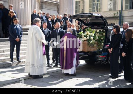 Torino, Italien. April 2024. IL feretro e i famigliari durante i funerali dell'imprenditore Paolo Pininfarina a Torino, Italia - Cronaca - Sabato 13 April 2024 - ( Foto Alberto Gandolfo/LaPresse ) der Sarg und die Familienmitglieder während der Beerdigung des Unternehmers Paolo Pininfarina in Turin, Italien - Samstag, 13. April, 2024 - News - ( Foto Alberto Gandolfo/LaPresse ) Credit: LaPresse/Alamy Live News Stockfoto