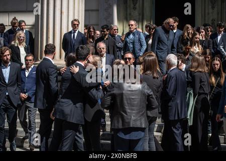 Torino, Italien. April 2024. L'abbraccio tra i parenti durante i funerali dell'imprenditore Paolo Pininfarina a Torino, Italia - Cronaca - Sabato 13 April 2024 - ( Foto Alberto Gandolfo/LaPresse ) die Umarmungen der Eltern während der Beerdigung des Unternehmers Paolo Pininfarina in Turin, Italien - Samstag, 13. April 2024 - Nachrichten - ( Foto Alberto Gandolfo/LaPresse ) Credit: LaPresse/Alamy Live News Stockfoto