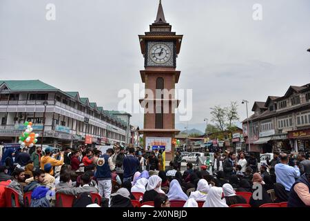 Srinagar, Indien. April 2024. Kaschmiri-Studenten nehmen an einer Veranstaltung Teil, die vom Wahlbüro des Bezirks organisiert wird, um das Bewusstsein für die Wahlen bei den bevorstehenden Parlamentswahlen in Srinagar zu schärfen. Quelle: SOPA Images Limited/Alamy Live News Stockfoto