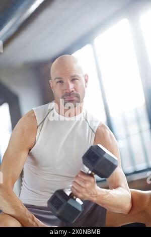 Mann, Gewichtheben und Training im Fitnessstudio für Fitness mit Hantel, Workout Herausforderung und starke Muskeln. Bodybuilder, Profisportler und Krafttraining Stockfoto
