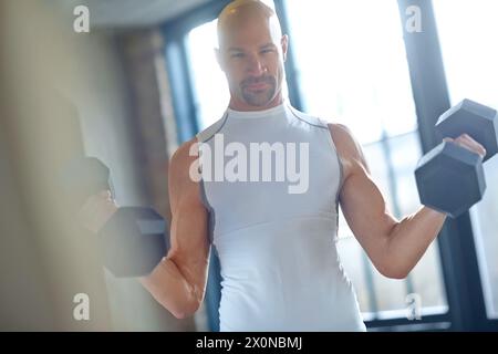 Mann, Gewichtheben und Sport oder Porträt für Fitness mit Kurzhantel, Workout Herausforderung und starken Muskeln. Bodybuilder, Profisportler oder Kraft Stockfoto