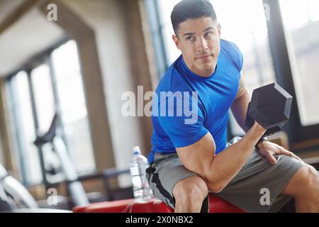 Mann, Gewichtheben und Training im Fitnessstudio für Fitness mit Hantel, Workout Herausforderung und starke Muskeln. Bodybuilder, Profisportler und Krafttraining Stockfoto