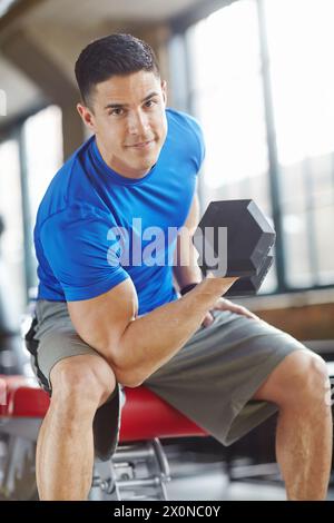 Bodybuilder, Gewichtheben und Mann mit Sportporträt im Fitnessstudio mit Hantel, Workout-Herausforderung und starken Muskeln. Profisportler, Champion und Stockfoto