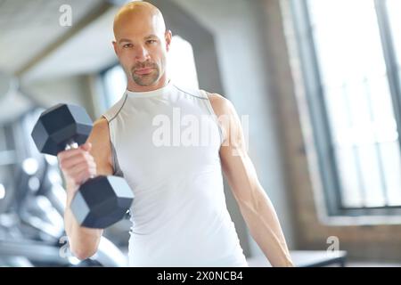 Mann, Gewichtheben und Training im Fitnessstudio für Fitness mit Hantel, Übung Herausforderung und starke Muskeln. Bodybuilder, Profisportler und Krafttraining Stockfoto